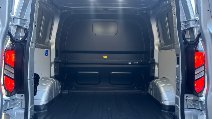 Ford Transit Custom 320 L1 Diesel Fwd 2.0 EcoBlue 150ps H1 Double Cab Van Limited - Image 12